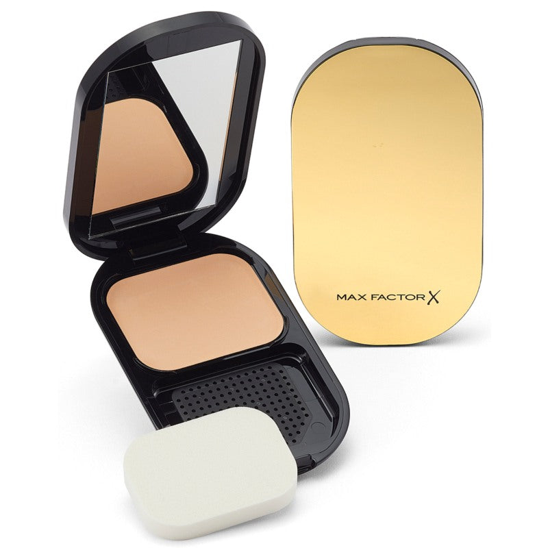 Max Factor Facefinity Natural Compact Foundation in shade No.3 with compact open and sponge visible